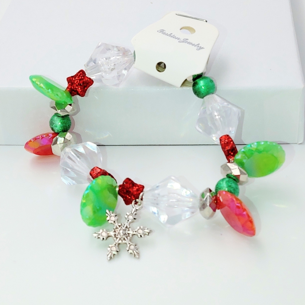 261B96. Chic Red & Green Glass Bracelet.